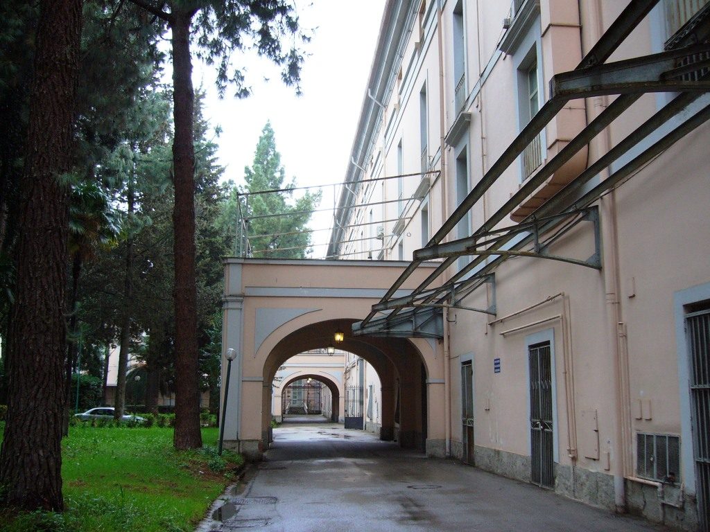 Roberta-cortile ospedale.JPG